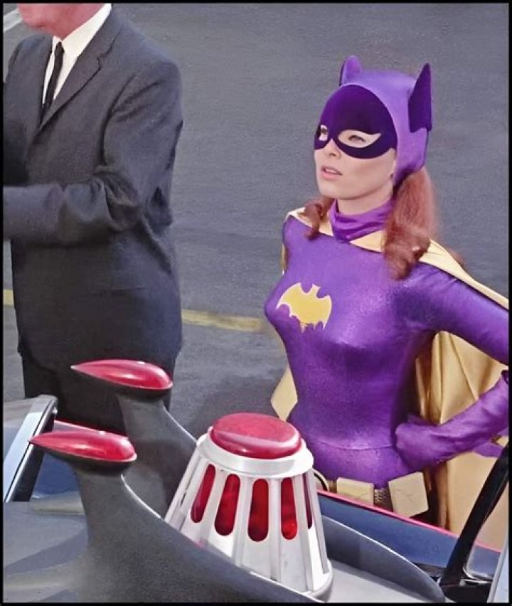 Yvonne Craig biografía, edad, altura, esposa, net worth, familia